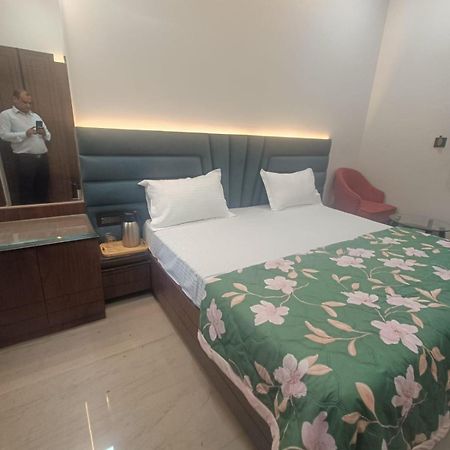 Hotel Sadhana Palace Матхура Екстер'єр фото