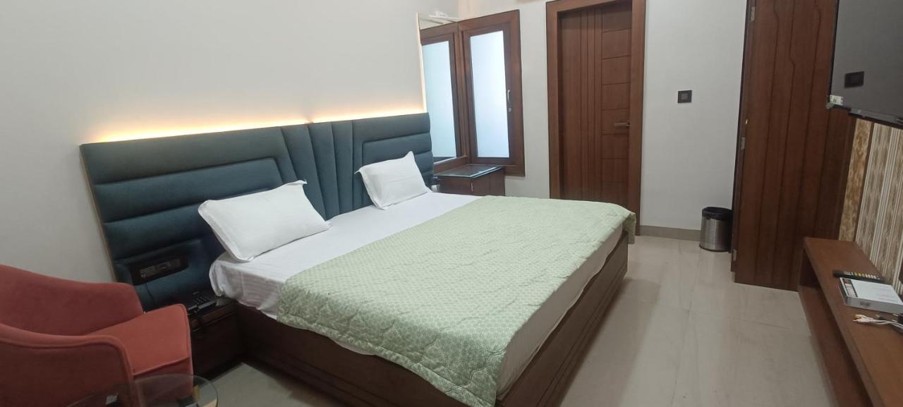 Hotel Sadhana Palace Матхура Екстер'єр фото